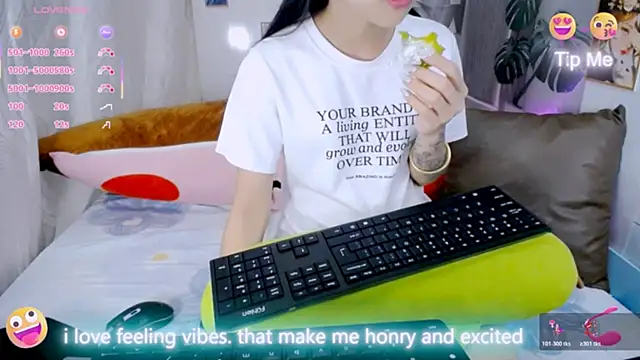 Snapshot of Ly__ chatting on 03/19/26, 06:06 Ly online show from 03/19/26, 06:06