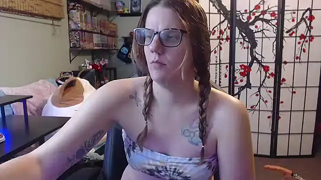 Snapshot of Sarahtineke chatting on 04/05/26, 01:58 Sarahtineke online show from 04/05/26, 01:58