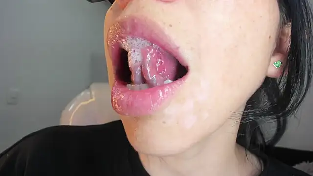 Snapshot of Katty_mouth chatting on 12/04/25, 08:39 Katty mouth online show from 12/04/25, 08:39