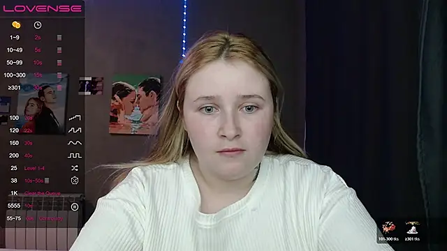 Snapshot of Light_Luna chatting on 10/31/25, 03:02 Light Luna online show from 10/31/25, 03:02