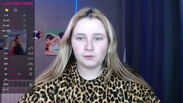 Snapshot of Light_Luna chatting on 11/19/25, 04:07 Light Luna online show from 11/19/25, 04:07