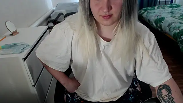 Snapshot of EvaMiron chatting on 03/26/26, 10:10 EvaMiron online show from 03/26/26, 10:10