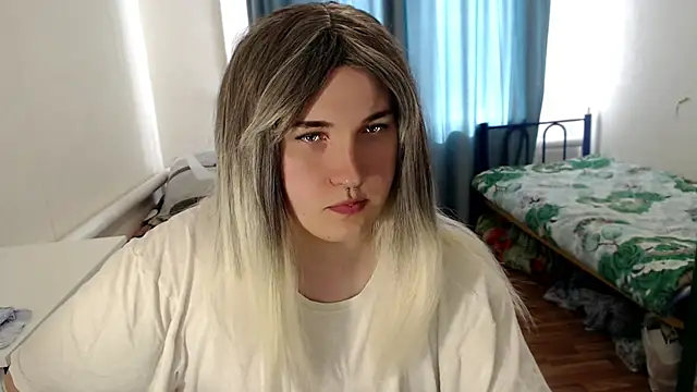 Snapshot of EvaMiron chatting on 04/14/26, 10:43 EvaMiron online show from 04/14/26, 10:43