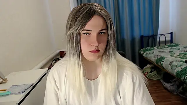 Snapshot of EvaMiron chatting on 04/15/26, 03:13 EvaMiron online show from 04/15/26, 03:13