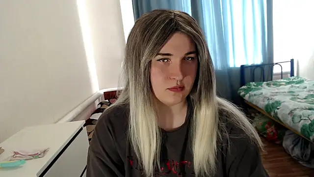 Snapshot of EvaMiron chatting on 04/17/26, 01:03 EvaMiron online show from 04/17/26, 01:03