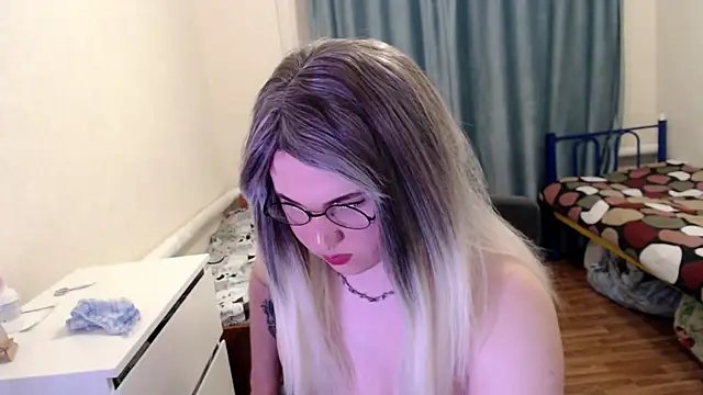 Snapshot of EvaMiron chatting on 05/04/26, 10:17 EvaMiron online show from 05/04/26, 10:17