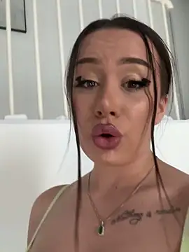 Snapshot of deliaroyal chatting on 03/13/25, 02:33 deliaroyal online show from 03/13/25, 02:33