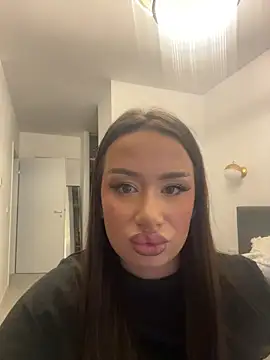 Snapshot of deliaroyal chatting on 11/18/25, 02:10 deliaroyal online show from 11/18/25, 02:10