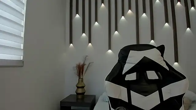 Snapshot of megan_cooper28 chatting on 11/13/25, 07:02 megan cooper28 online show from 11/13/25, 07:02