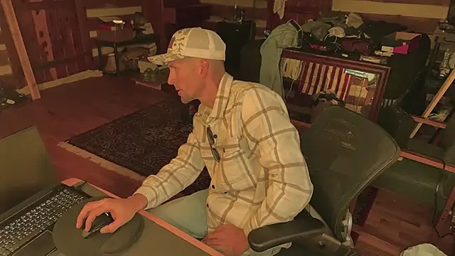 Snapshot of HARD_2QUIT chatting on 12/22/24, 12:38 HARD 2QUIT online show from 12/22/24, 12:38