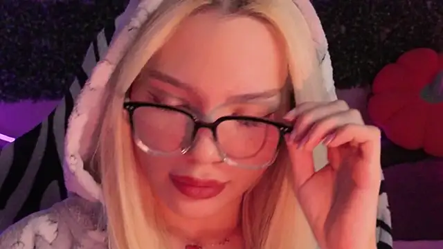 Snapshot of SandraBoyl chatting on 11/23/25, 08:58 SandraBoyl online show from 11/23/25, 08:58