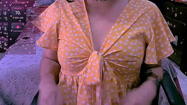 Snapshot of NinaYellow chatting on 04/10/26, 02:00 NinaYellow online show from 04/10/26, 02:00