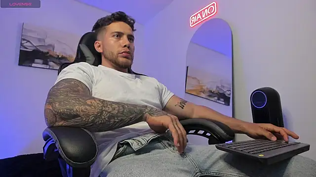 Snapshot of LucianSinclair chatting on 12/25/24, 01:20 LucianSinclair online show from 12/25/24, 01:20