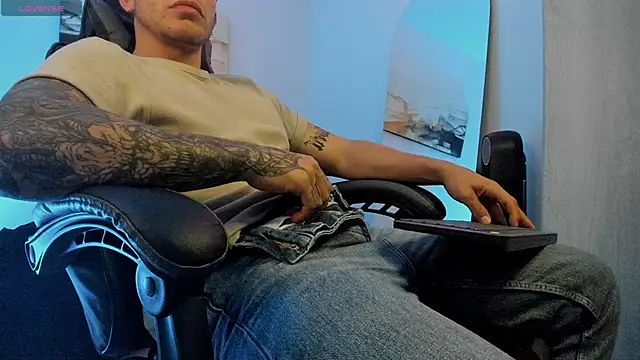 Snapshot of LucianSinclair chatting on 01/16/25, 03:23 LucianSinclair online show from 01/16/25, 03:23