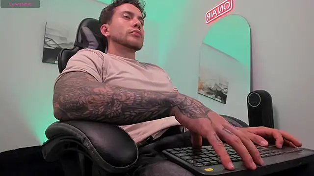 Snapshot of LucianSinclair chatting on 03/01/25, 01:11 LucianSinclair online show from 03/01/25, 01:11