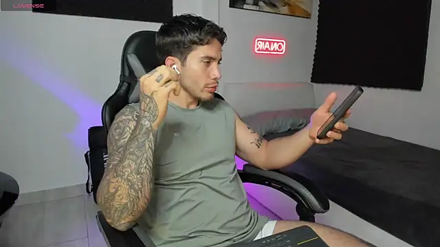 Snapshot of LucianSinclair chatting on 11/15/25, 03:37 LucianSinclair online show from 11/15/25, 03:37