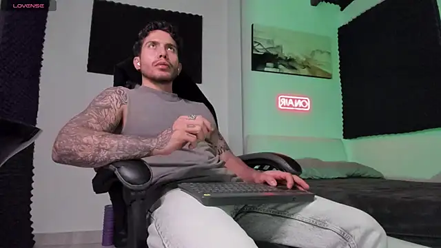 Snapshot of LucianSinclair chatting on 11/20/25, 03:39 LucianSinclair online show from 11/20/25, 03:39