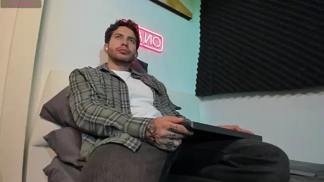 Snapshot of LucianSinclair chatting on 11/24/25, 03:17 LucianSinclair online show from 11/24/25, 03:17