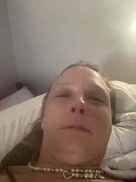 Snapshot of Everlyrose27 chatting on 12/17/24, 02:33 Everlyrose27 online show from 12/17/24, 02:33