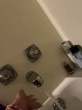 Snapshot of Everlyrose27 chatting on 02/05/25, 08:04 Everlyrose27 online show from 02/05/25, 08:04