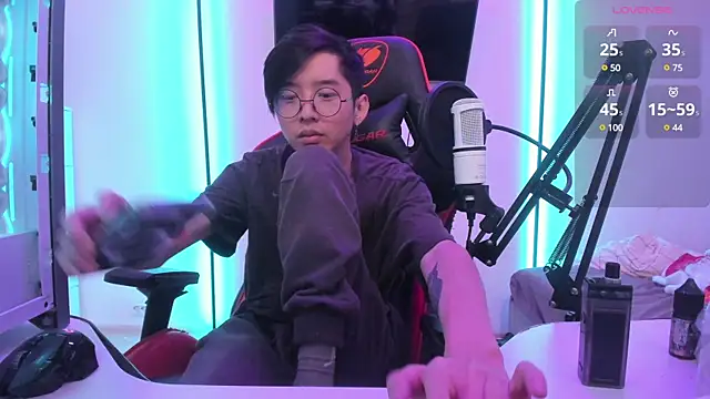 Snapshot of wexlee7 chatting on 12/02/24, 12:30 wexlee7 online show from 12/02/24, 12:30