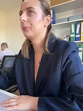 Snapshot of Hii_Lolla chatting on 03/21/26, 07:24 Hii Lolla online show from 03/21/26, 07:24