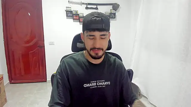 Snapshot of DmitriSanders chatting on 04/01/26, 01:06 DmitriSanders online show from 04/01/26, 01:06