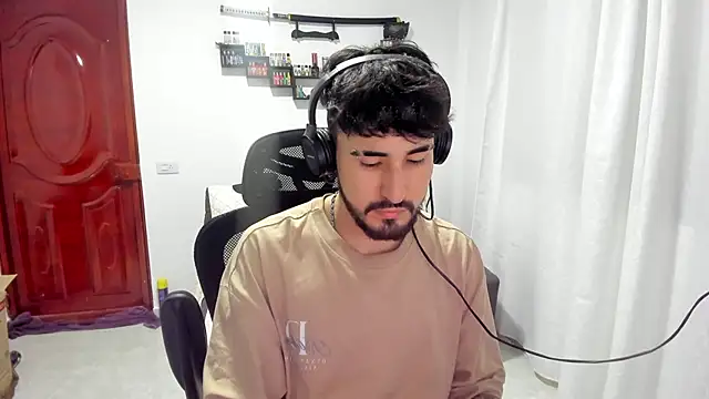 Snapshot of DmitriSanders chatting on 04/26/26, 04:32 DmitriSanders online show from 04/26/26, 04:32