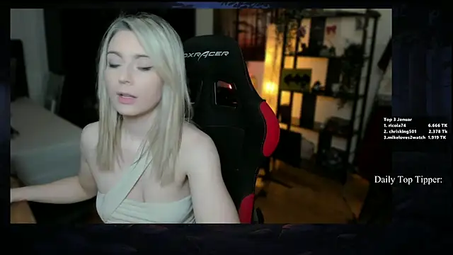 Snapshot of Lisaonthemoon chatting on 01/25/25, 02:25 Lisaonthemoon online show from 01/25/25, 02:25