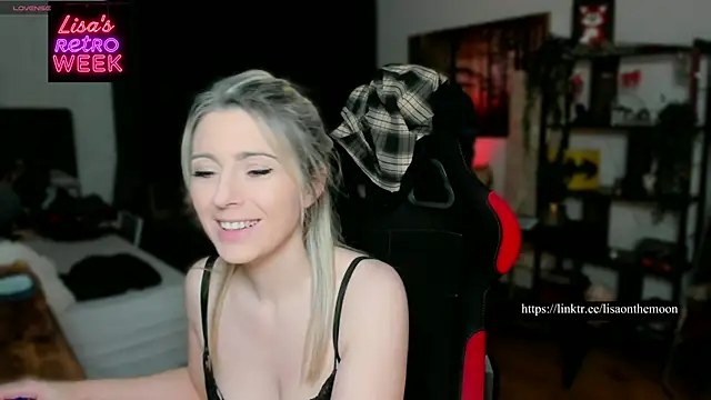 Snapshot of Lisaonthemoon chatting on 02/25/25, 08:09 Lisaonthemoon online show from 02/25/25, 08:09