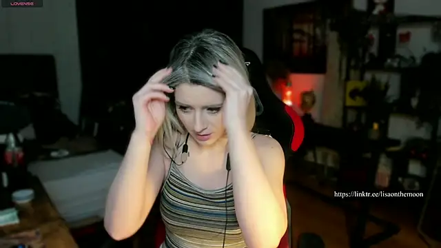 Snapshot of Lisaonthemoon chatting on 03/11/25, 05:35 Lisaonthemoon online show from 03/11/25, 05:35