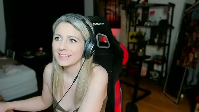 Snapshot of Lisaonthemoon chatting on 03/12/25, 07:59 Lisaonthemoon online show from 03/12/25, 07:59