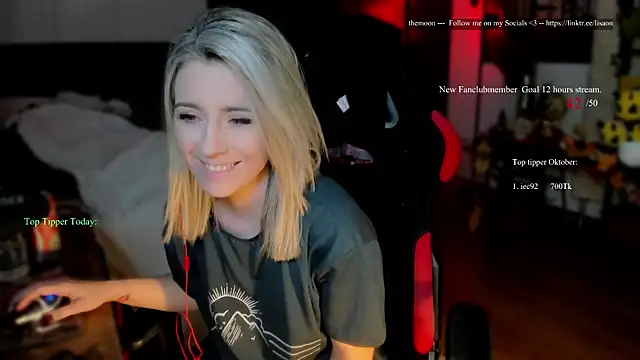 Snapshot of Lisaonthemoon chatting on 10/02/25, 08:49 Lisaonthemoon online show from 10/02/25, 08:49