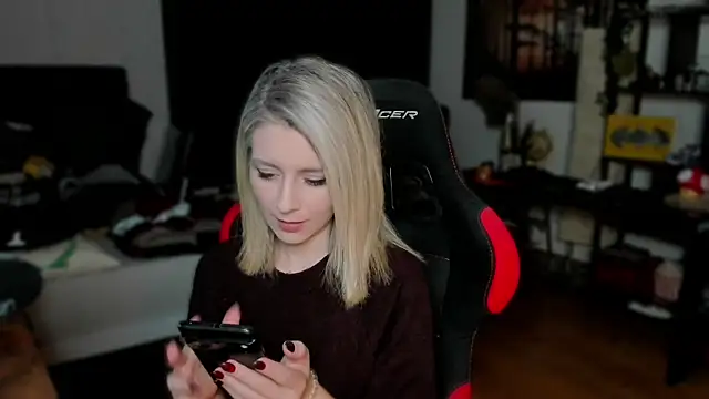 Snapshot of Lisaonthemoon chatting on 10/15/25, 03:56 Lisaonthemoon online show from 10/15/25, 03:56