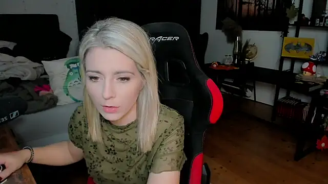 Snapshot of Lisaonthemoon chatting on 10/18/25, 01:56 Lisaonthemoon online show from 10/18/25, 01:56