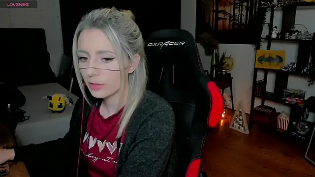 Snapshot of Lisaonthemoon chatting on 11/30/25, 08:24 Lisaonthemoon online show from 11/30/25, 08:24