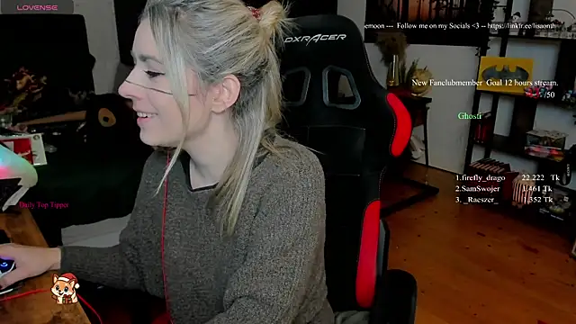 Snapshot of Lisaonthemoon chatting on 12/18/25, 06:58 Lisaonthemoon online show from 12/18/25, 06:58