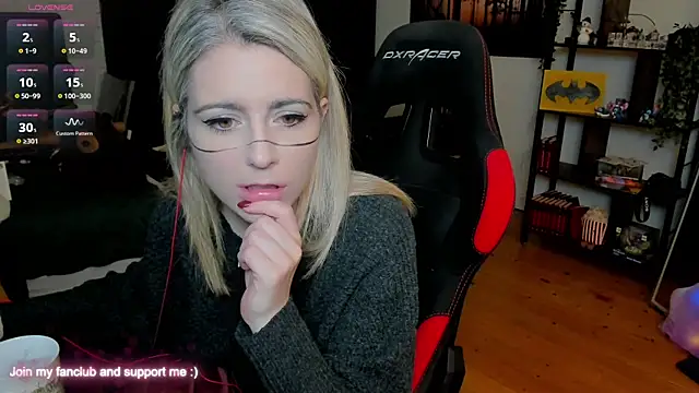 Snapshot of Lisaonthemoon chatting on 12/19/25, 04:03 Lisaonthemoon online show from 12/19/25, 04:03