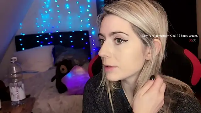 Snapshot of Lisaonthemoon chatting on 03/16/26, 05:39 Lisaonthemoon online show from 03/16/26, 05:39