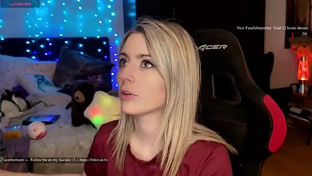 Snapshot of Lisaonthemoon chatting on 04/22/26, 05:14 Lisaonthemoon online show from 04/22/26, 05:14