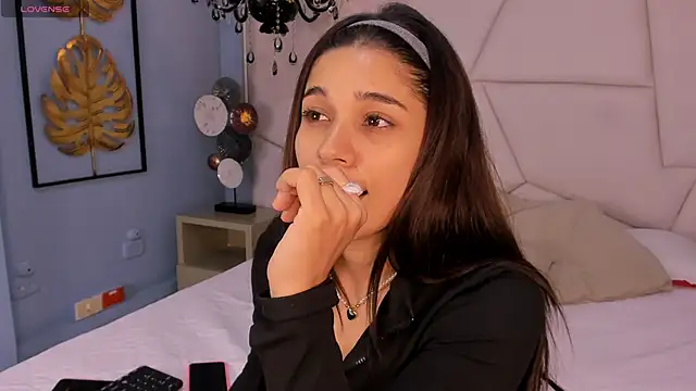 Snapshot of bellaa_becca chatting on 11/21/25, 06:39 bellaa becca online show from 11/21/25, 06:39