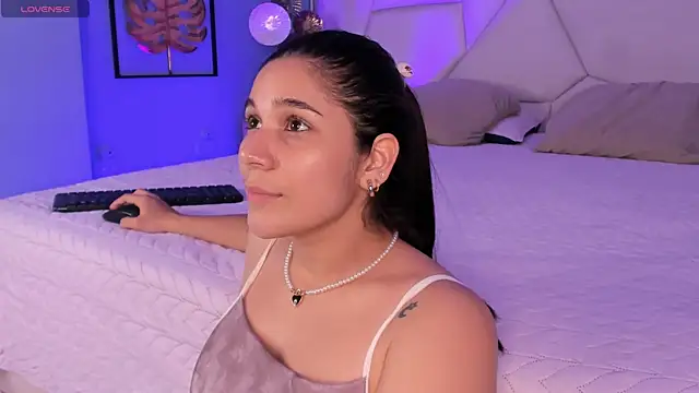 Snapshot of bellaa_becca chatting on 11/28/25, 09:28 bellaa becca online show from 11/28/25, 09:28