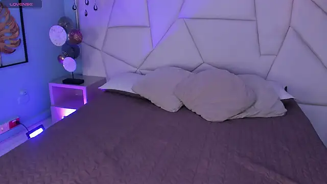 Snapshot of bellaa_becca chatting on 12/14/25, 04:23 bellaa becca online show from 12/14/25, 04:23