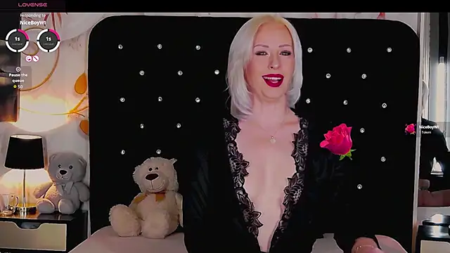 Snapshot of OliviaShaw23 chatting on 11/14/25, 09:02 OliviaShaw23 online show from 11/14/25, 09:02