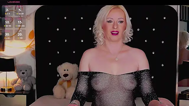 Snapshot of OliviaShaw23 chatting on 11/26/25, 10:44 OliviaShaw23 online show from 11/26/25, 10:44