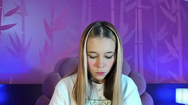 Snapshot of Lezy_ chatting on 01/28/25, 07:32 Lezy online show from 01/28/25, 07:32