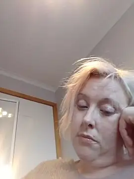 Snapshot of mollymay69 chatting on 11/18/25, 06:29 mollymay69 online show from 11/18/25, 06:29