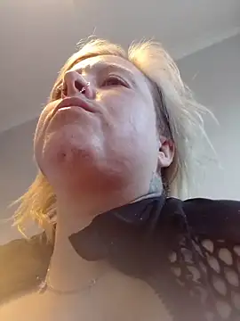 Snapshot of mollymay69 chatting on 12/14/25, 04:51 mollymay69 online show from 12/14/25, 04:51