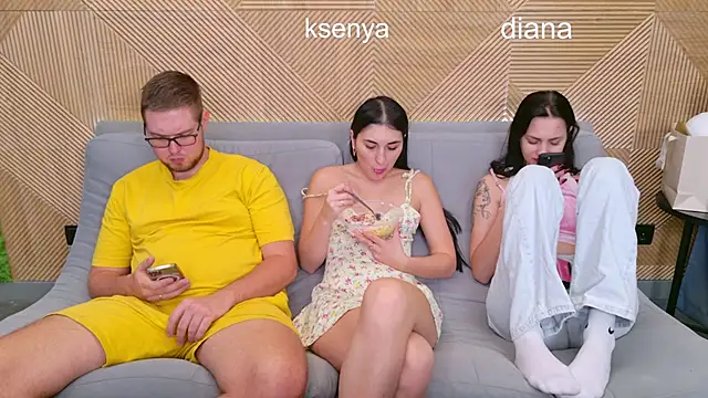 Snapshot of Ksenny chatting on 11/11/25, 03:34 Ksenny online show from 11/11/25, 03:34