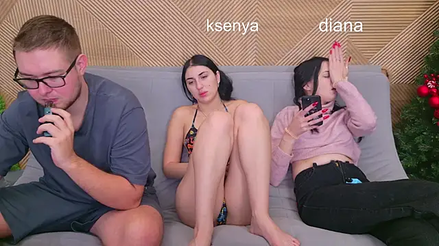 Snapshot of Ksenny chatting on 12/17/25, 04:29 Ksenny online show from 12/17/25, 04:29